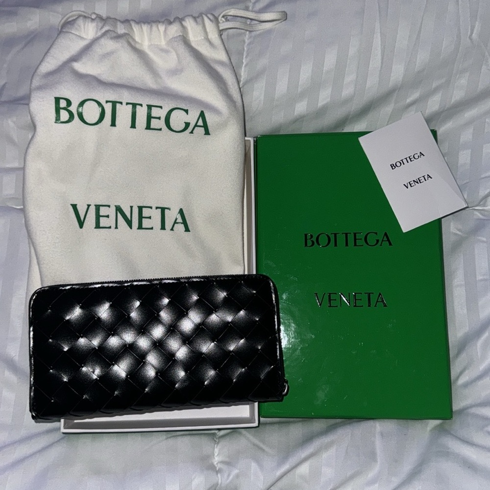 Authentic bottega veneta wallet black comes with box ,Dust bag